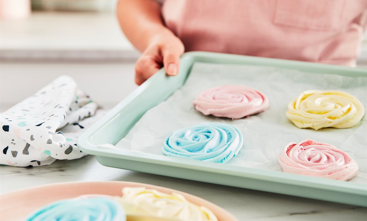 Baked coloured meringues