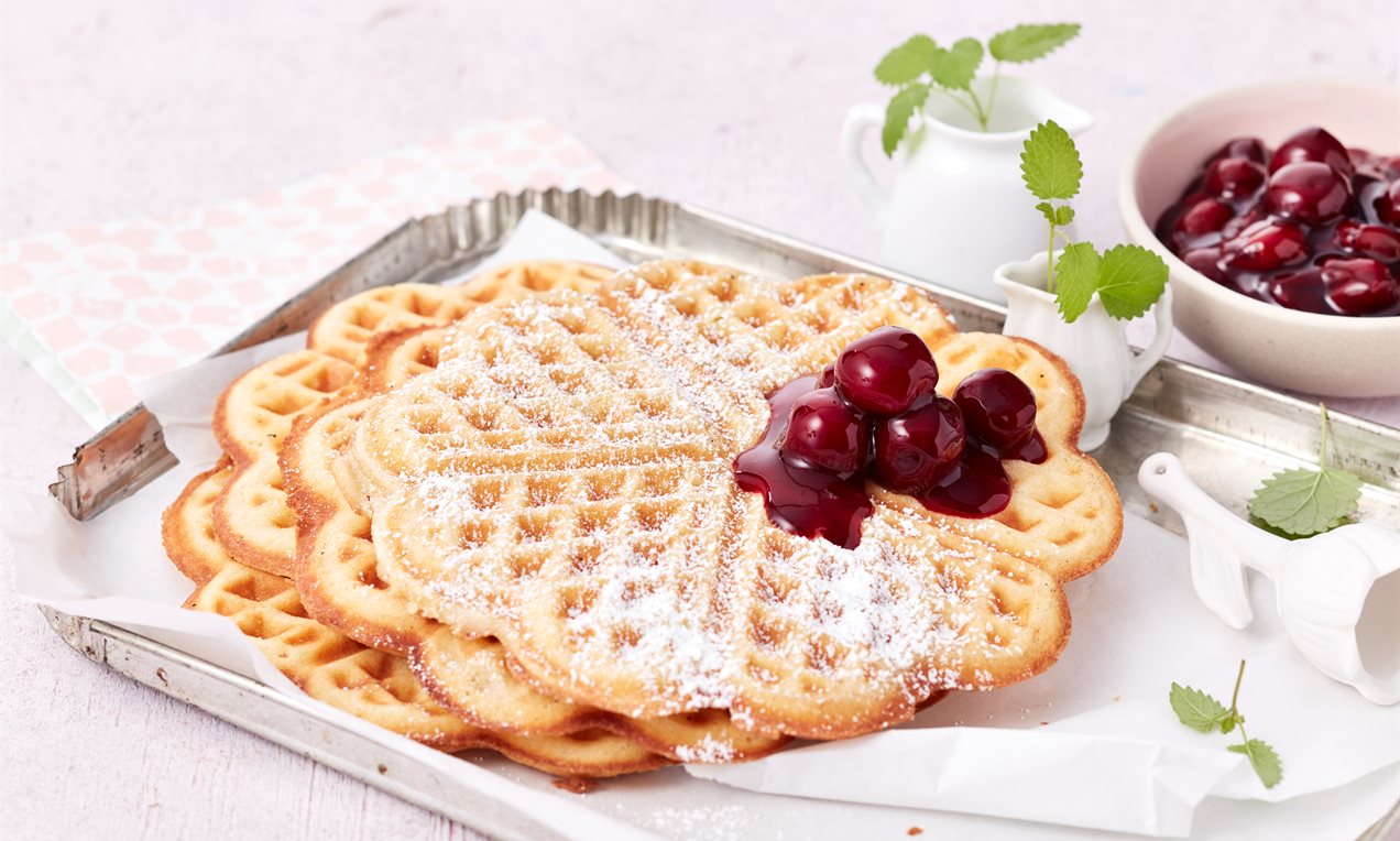 Sahne-Waffeln mit Kirschen Rezept | Dr. Oetker