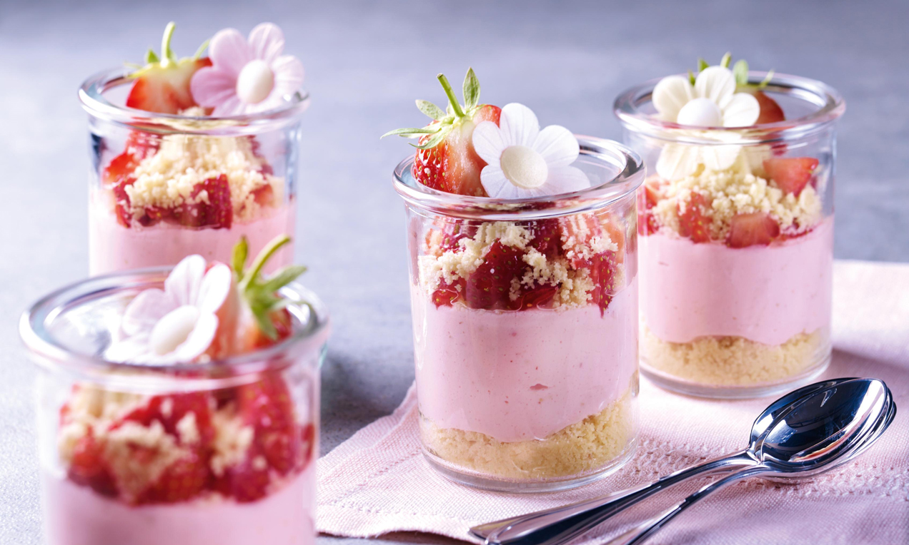 Geschichtetes Erdbeer-Quark-Dessert Rezept | Dr. Oetker