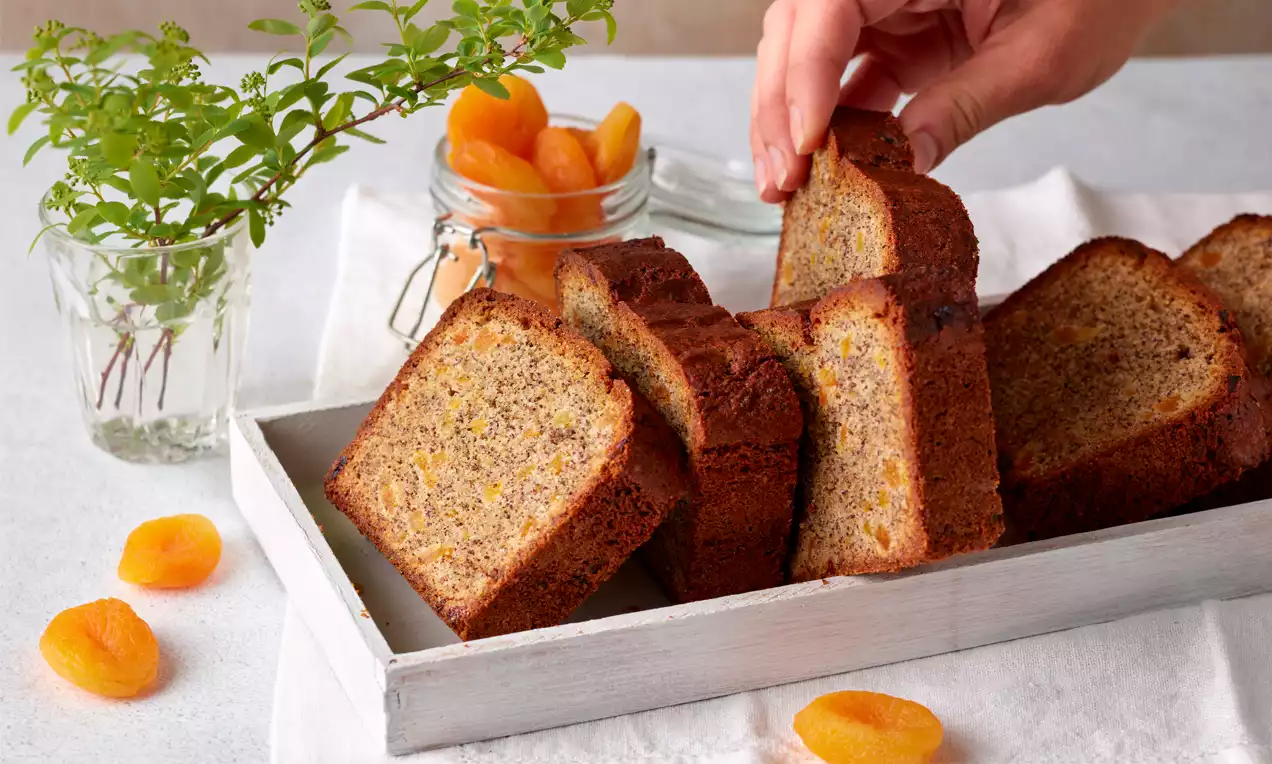 Kastenkuchen mit Mohn und getrockneten Marillen