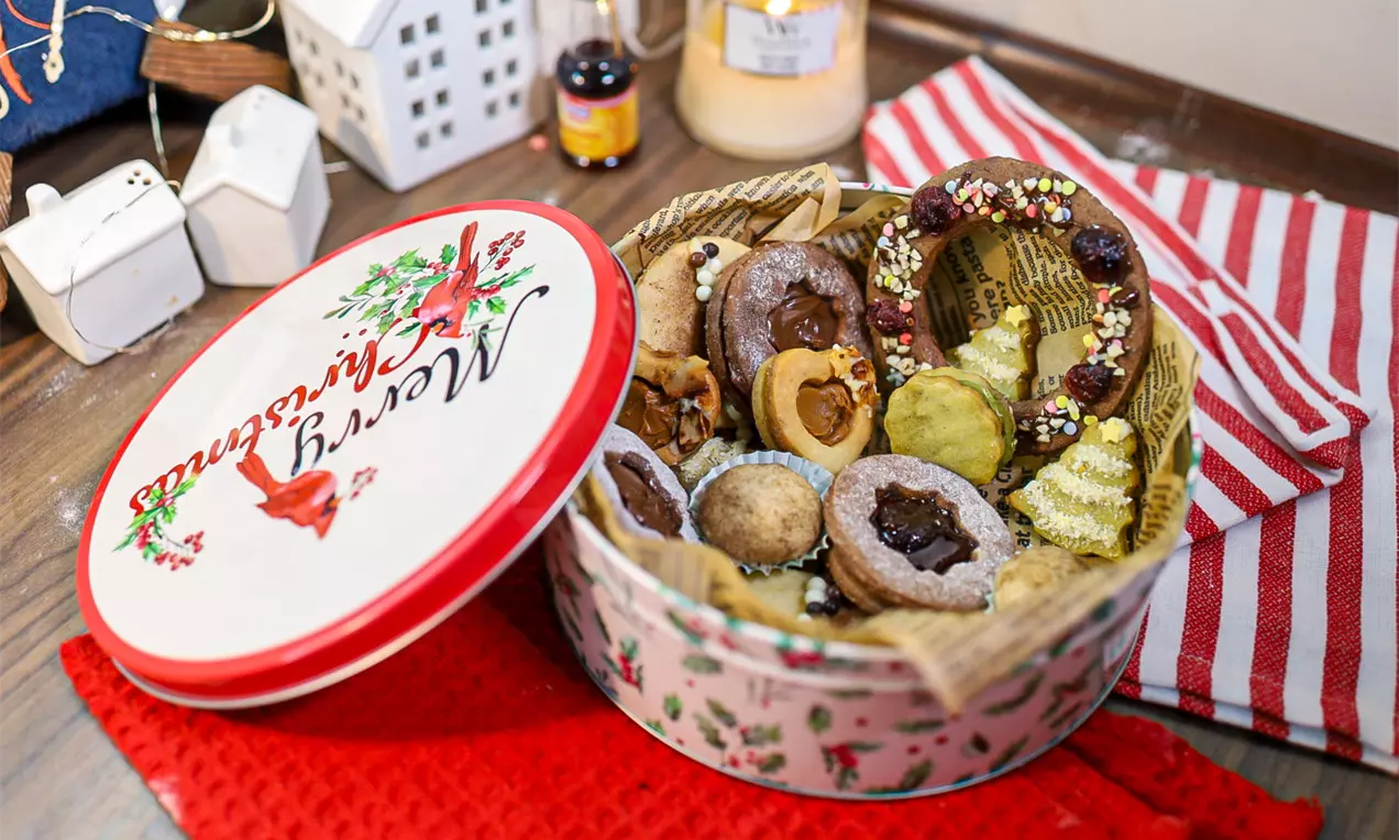 Коледна кутия маслени бисквити в 3 вкуса