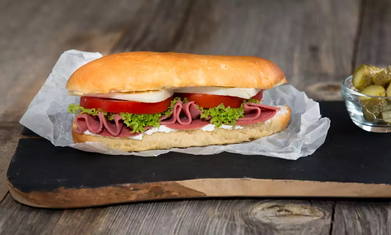 Jambonlu peynirli soğuk sandviç tarifi sunumu