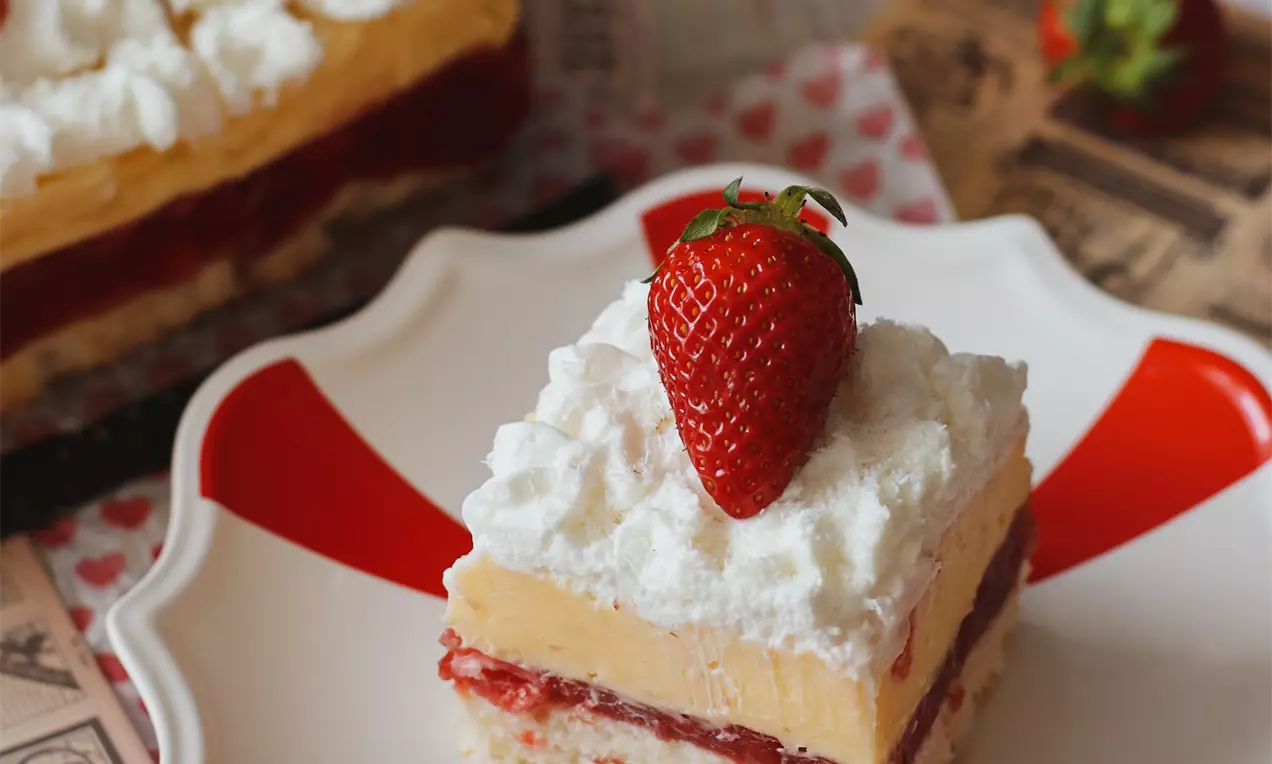 Lagani kolač s kokosom i jagodama