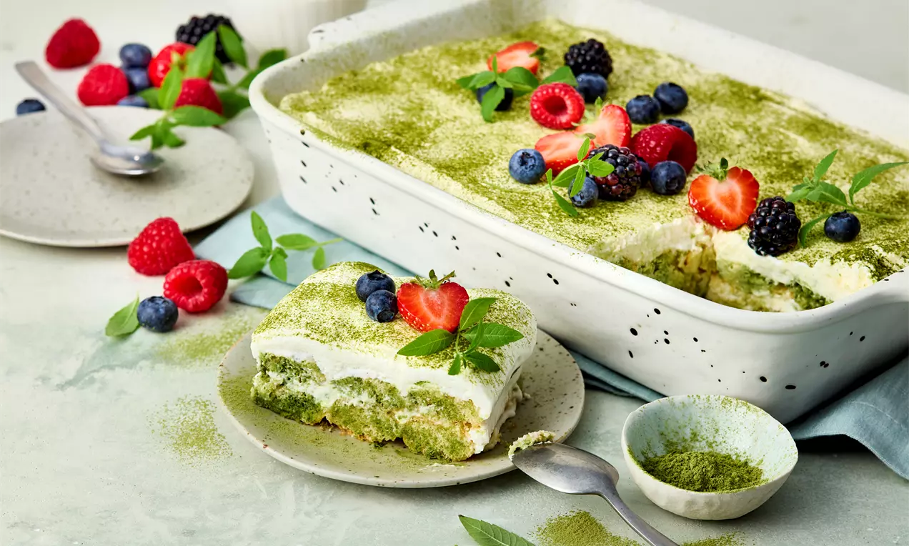 Schale und Teller mit Matcha-Tiramisu mit Löffelbiskuits, Mascarpone-Creme und grünem Matchapulver – cremiges Dessert mit feiner Matcha-Note. Einfaches Rezept für besondere Anlässe oder süßen Genuss.