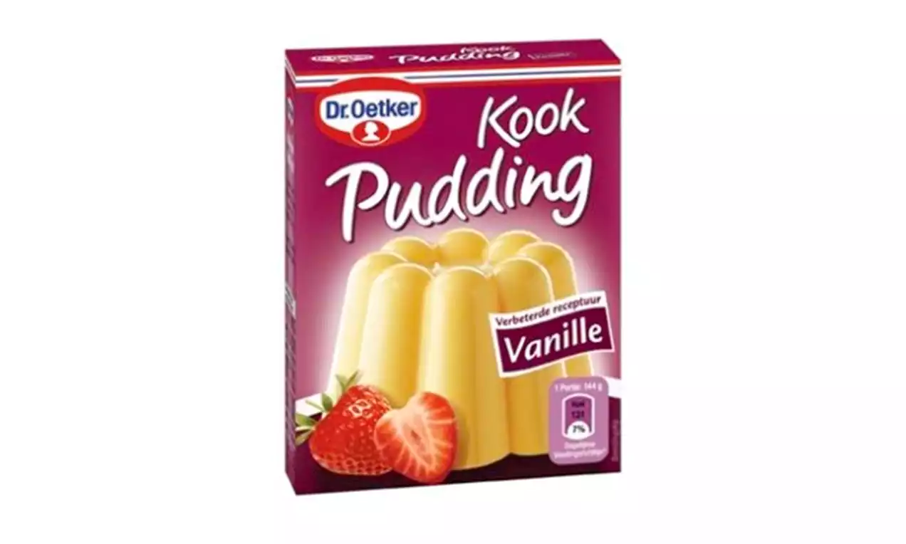 Vanillepudding in gegolfde vorm, zacht geel van kleur, gedecoreerd met halve aardbeien naast een donkerrode productverpakking