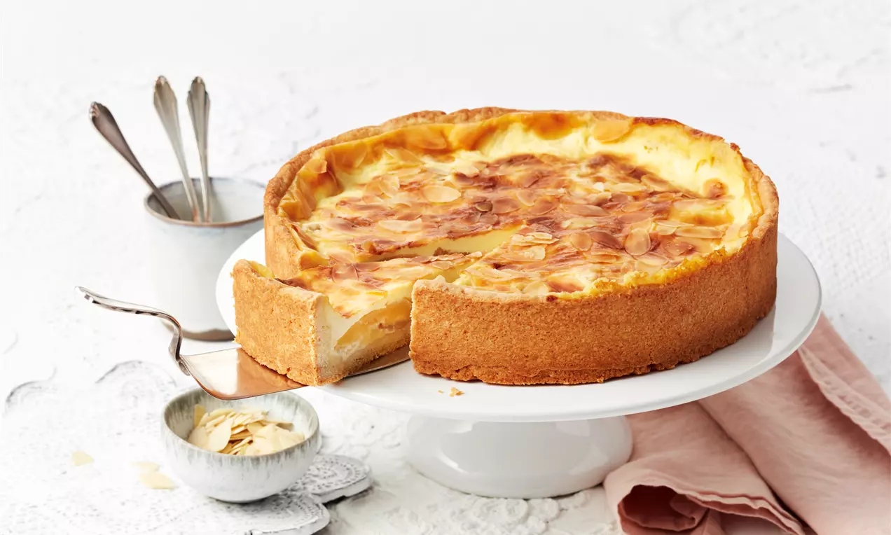 Dieser Apfel-Rahm-Kuchen schmeckt herrlich sahnig und fruchtig. Bestreut mit knusprigen Mandelblättchen ist der Kuchen ein raffinierter Genuss.