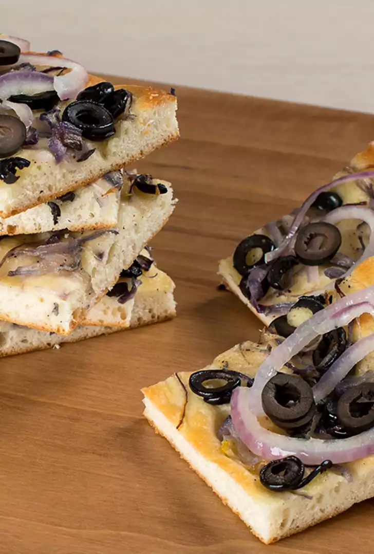 Schiacciata alle cipolle rosse e olive.jpg