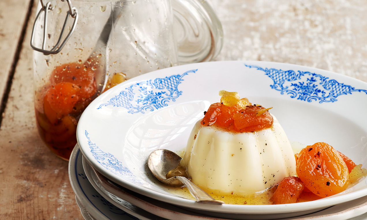 Panna cotta med vaniljesyltede abrikoser Opskrift Dr. Oetker