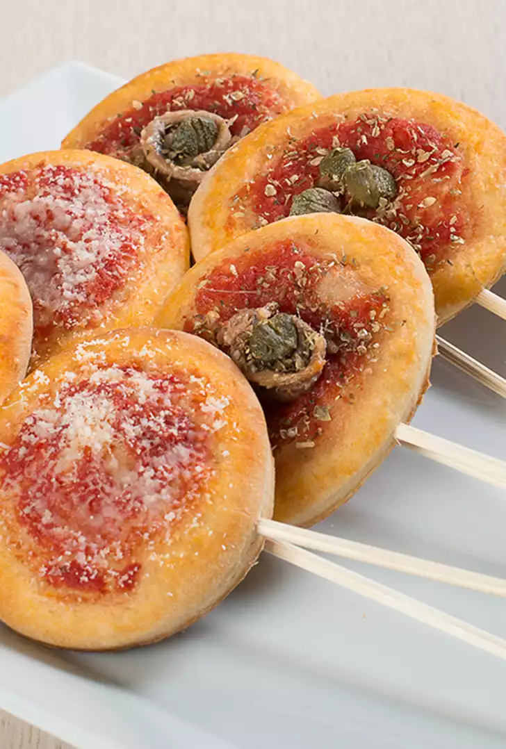 Pizzette farcite a forma di lecca-lecca.jpg