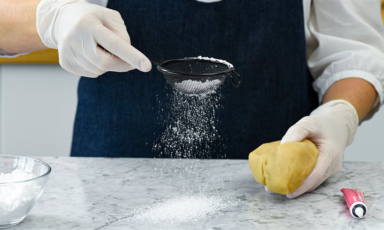 Marzipan einfärben Arbeitsplatte Puderzucker DSC7240 Ausschnitt бг