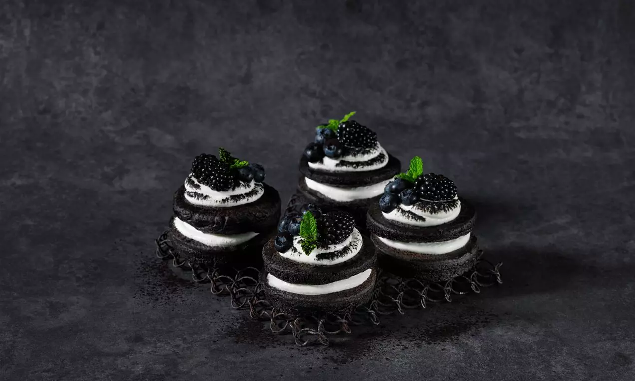 černé lívance s tvarohem a lesním ovocem