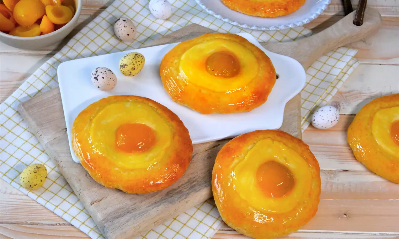 Backe süße Spiegelei Puddingteilchen aus Quark-Öl-Teig mit leckerer Puddingcreme.