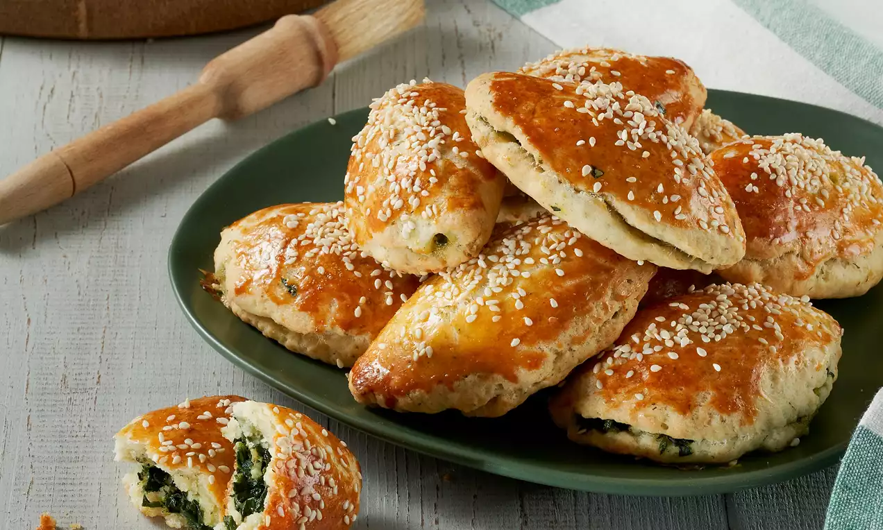 Altın renginde kabarık hamurla hazırlanan, üzeri susam kaplı ve dolgusundan taşan taze ıspanaklarla yeşil tabakta sunulan poğaçalar