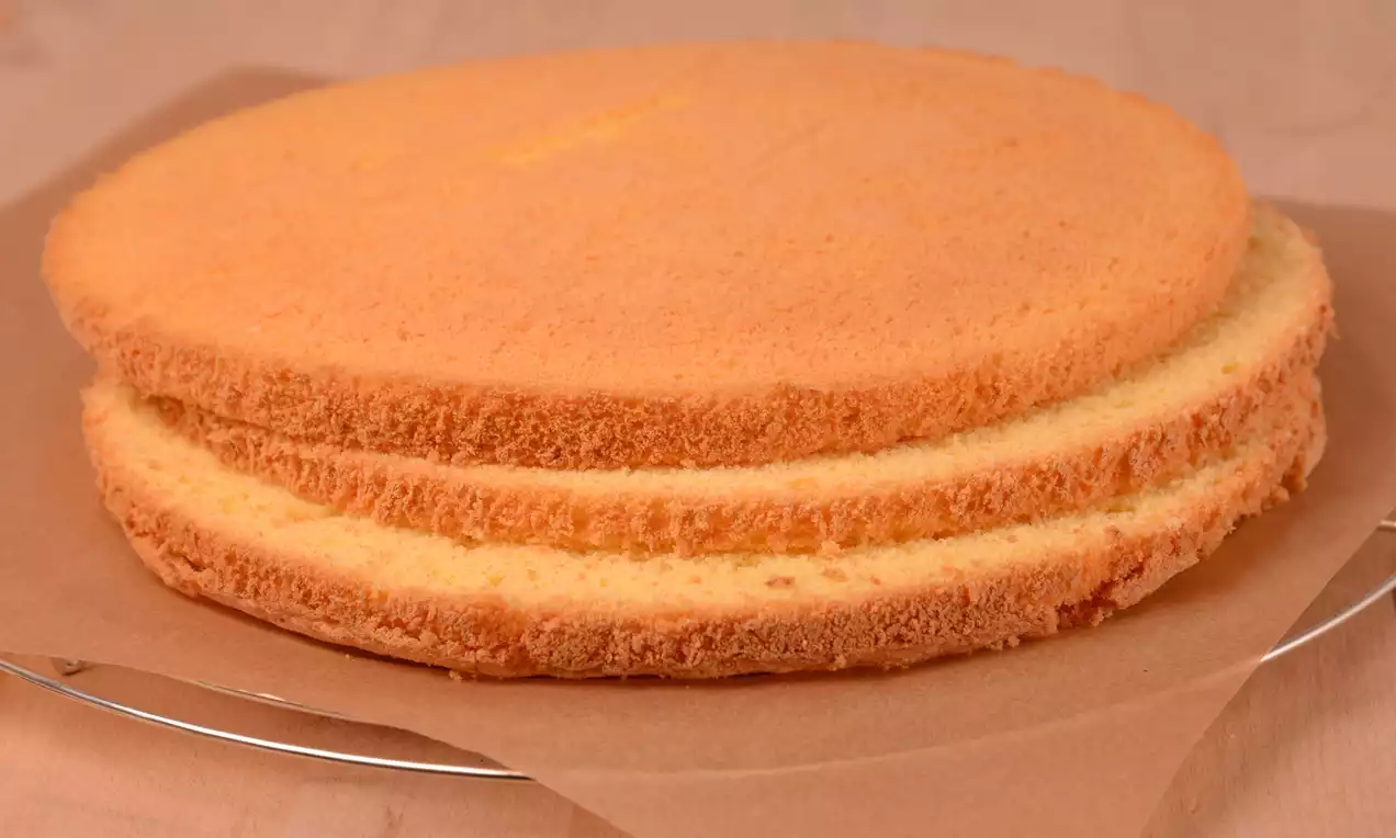 Vaaleanruskeat sokerikakkupohjat ovat tasaisia ja pehmeän huokoisia, asetettuina päällekkäin kevyesti kiiltävälle metalliritilälle leivinpaperin päällä