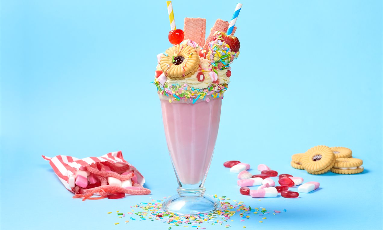 Strawberry Freakshake Recipe | Dr. Oetker
