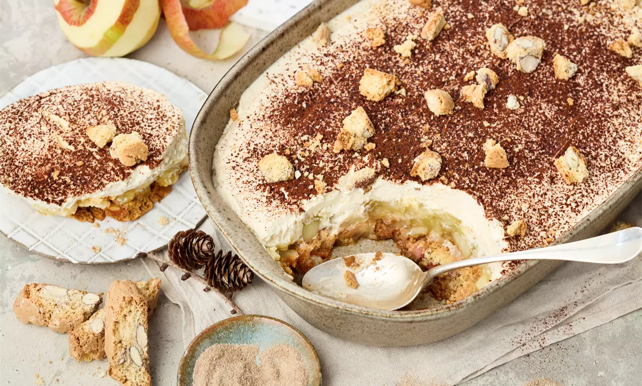 Dieses Vanillekipferl-Tiramisu verbindet weihnachtlichen Genuss mit fruchtigen Mandarinen und cremiger Mascarpone. Mit knusprigen Vanillekipferln und gebrannten Mandeln entsteht ein leckeres Dessert,