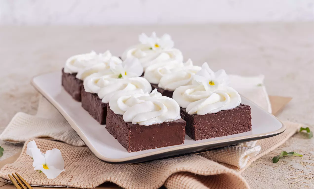 Fit pečen čokoladni puding s skyrom