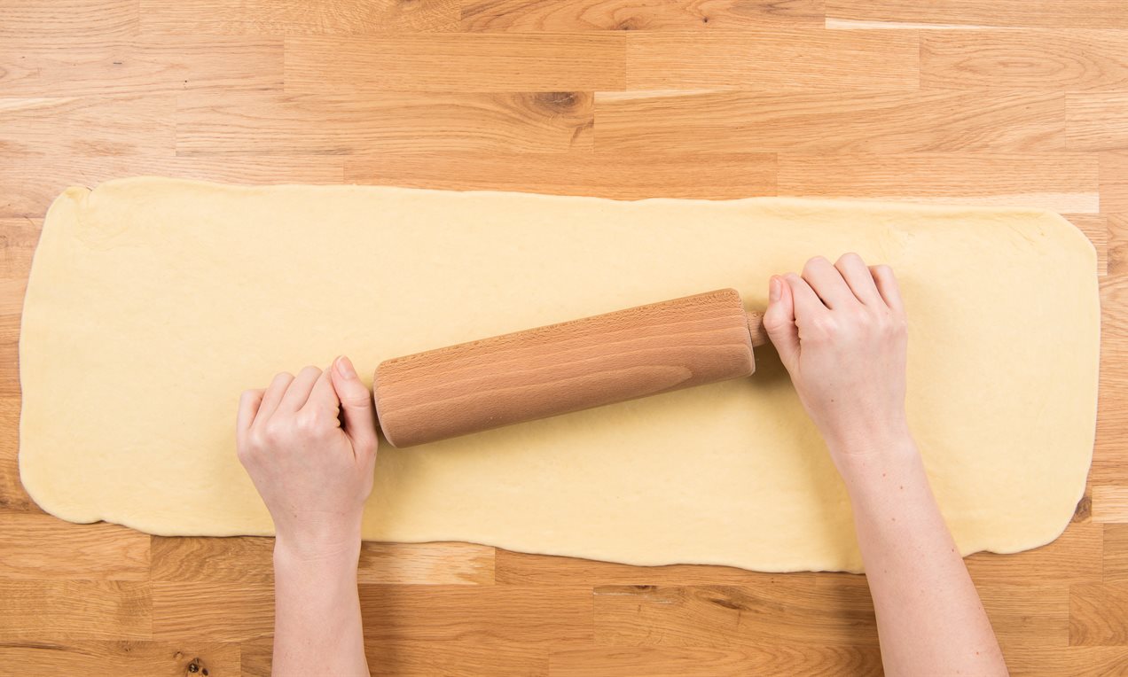 CakeuDessert Germany Editorialphoto Hefeteig-Ausrollen 05