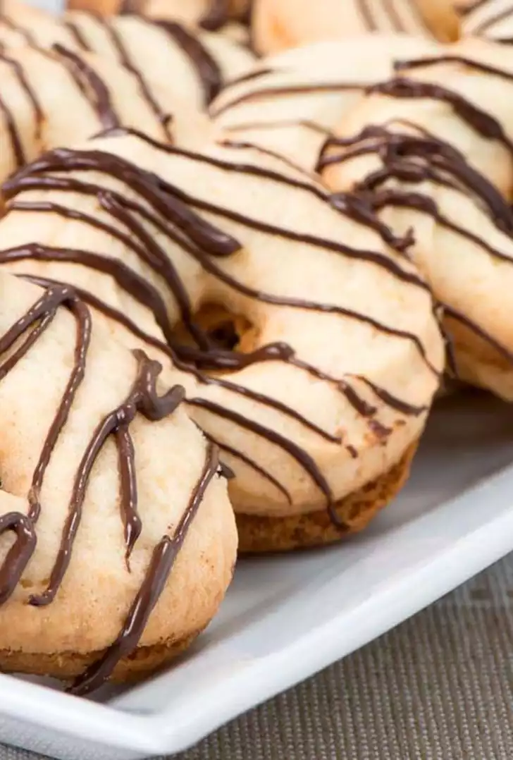 Ciambelline di biscotto con decorazioni al cioccolato.jpg