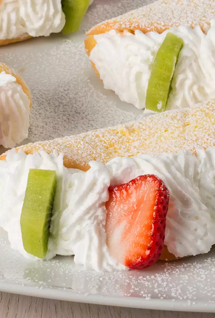 Mezzelune ripiene di Dolceneve, fragole, kiwi.jpg