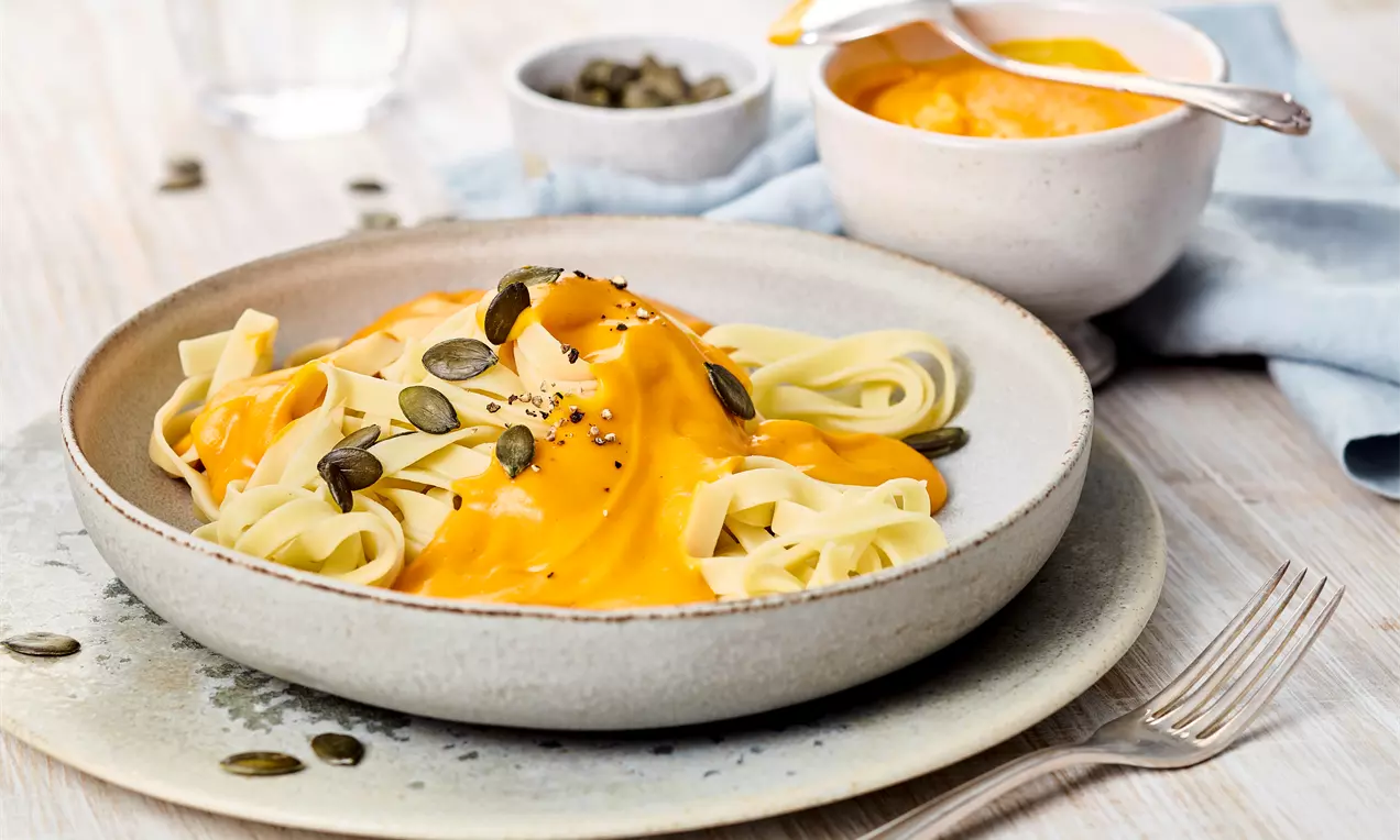 Kürbis Pasta mit cremiger Hokkaido-Soße, Paprika und Tomaten – einfaches, vegetarisches Herbstrezept mit Tagliatelle für schnellen, aromatischen Genuss.