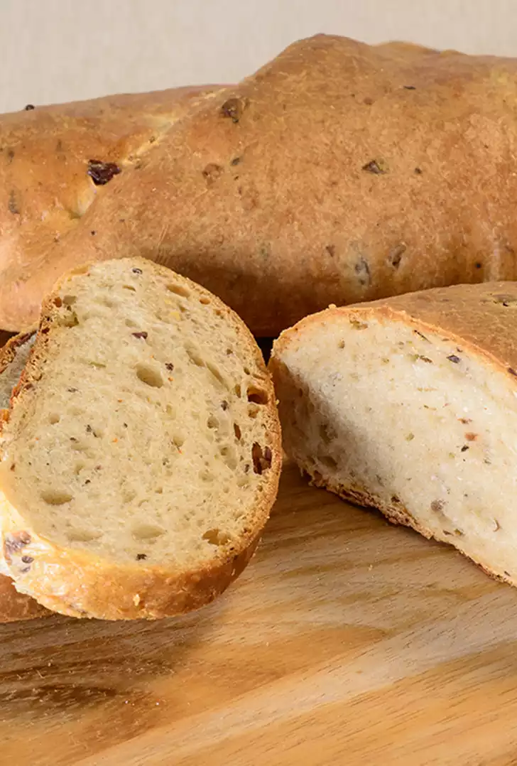 Pane al farro con olive taggiasche.jpg