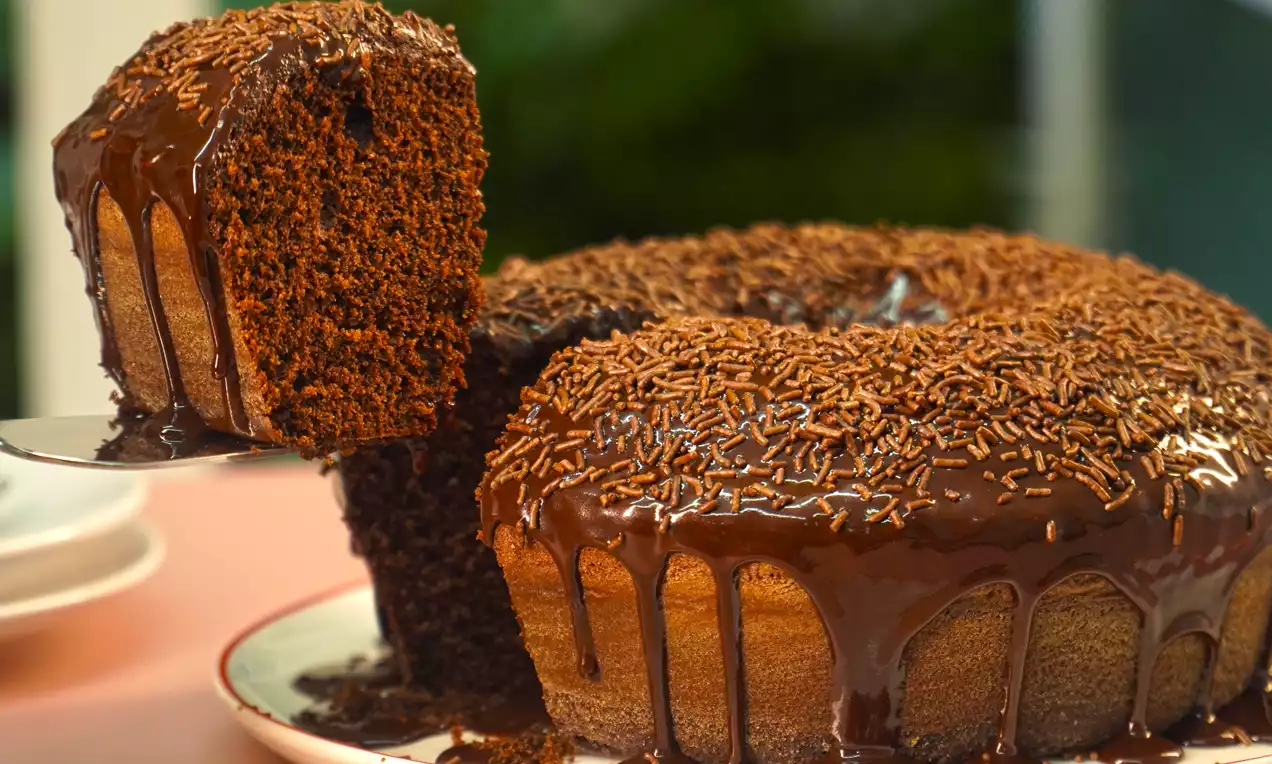 Bolo de chocolate amargo é dica acessível e saborosa; aprenda a