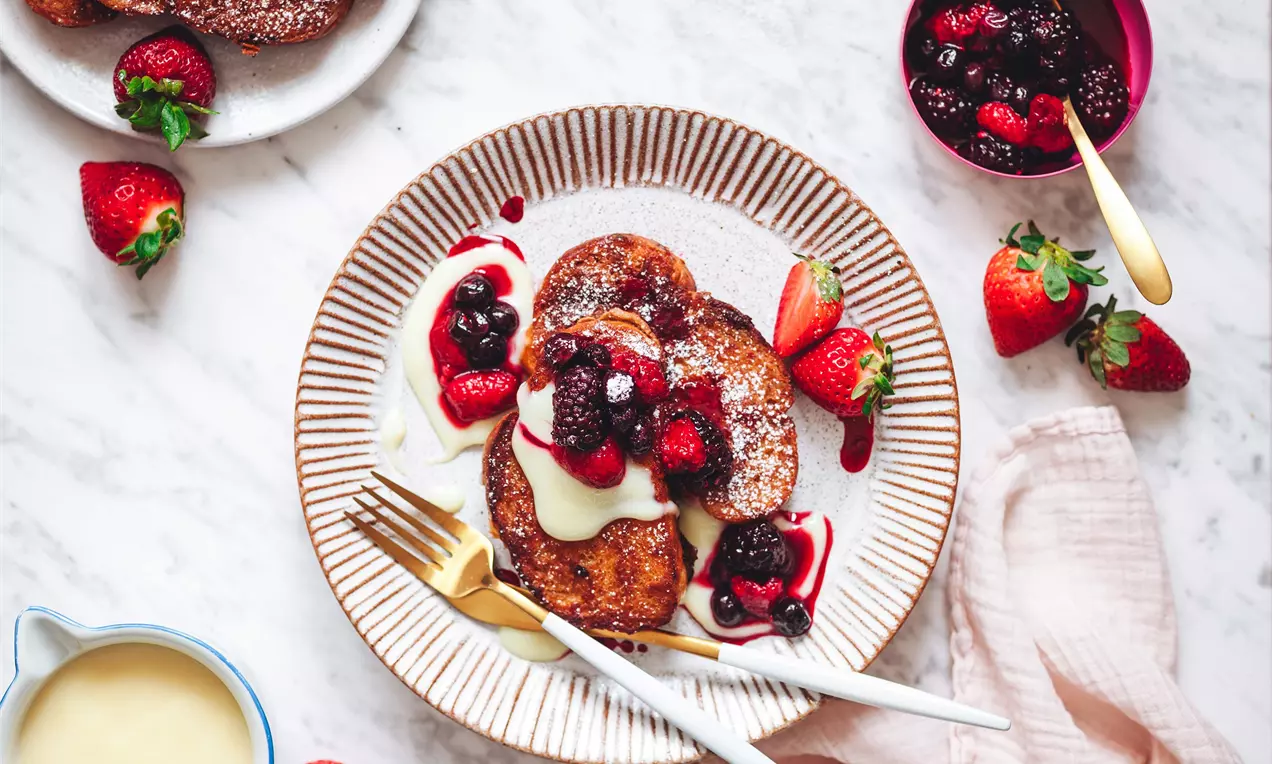 French toast s vanilkovou omáčkou a lesním ovocem