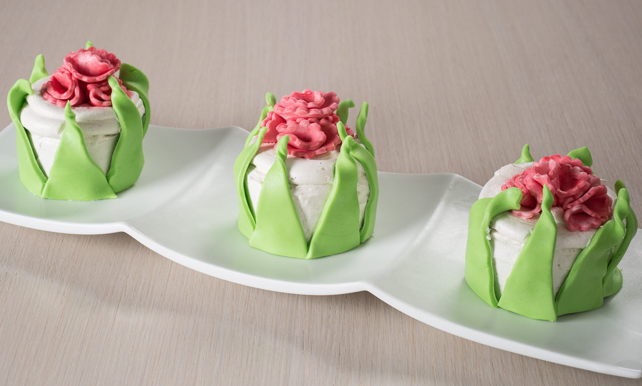 Mini cake con crema alla nocciola e fiori in pasta di zucchero