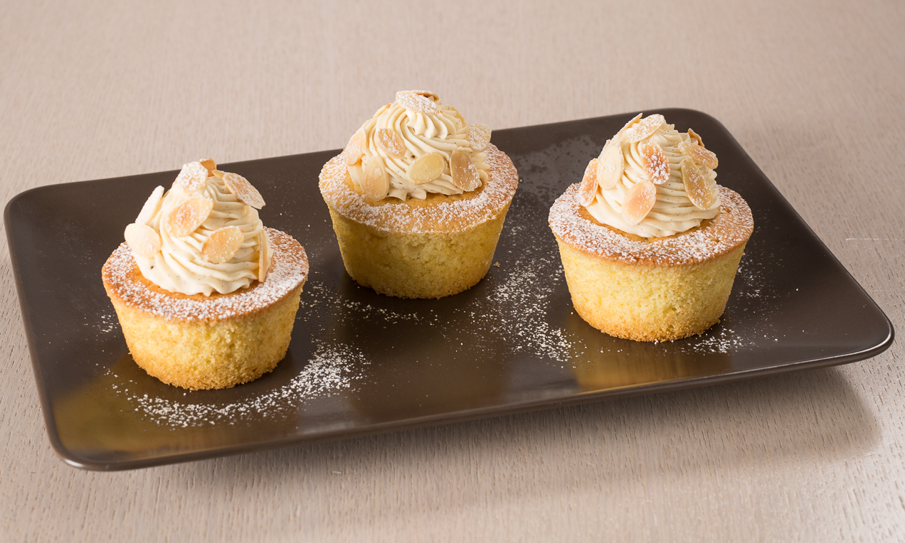Cupcake con confettura all'albicocca e crema al formaggio
