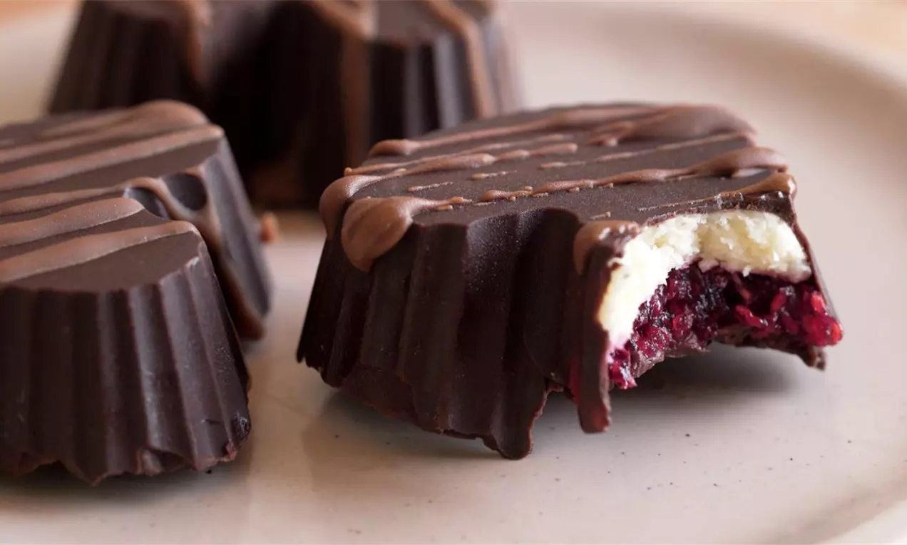 Čokoladne mekane praline sa malinama i kokosom.