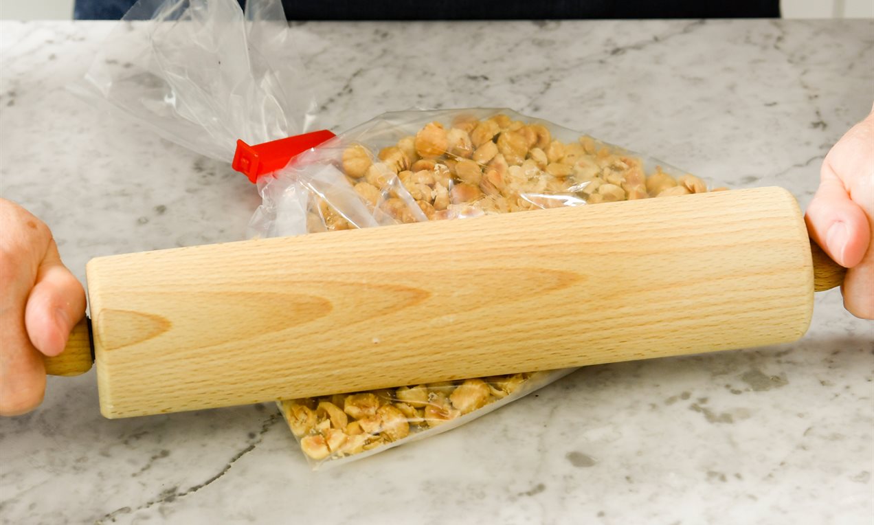 Nüsse mit Nudelholz zerkleinern DSC7527QF бг