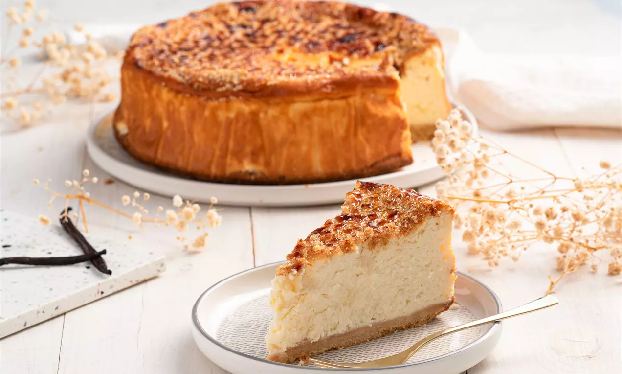 zdjęcie przedstawia Sernik Creme Brulee na talerzyku