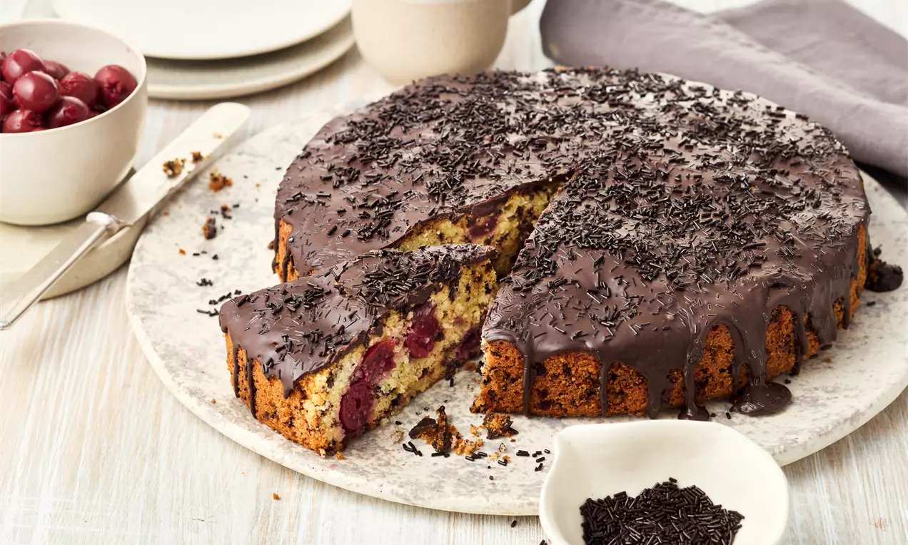 Ameisenkuchen mit Kirschen backen – einfaches Rezept für saftigen Rührkuchen mit Schokostreuseln, Sauerkirschen und Glasur. Fruchtig-schokoladiger Blechkuchen für jeden Anlass.