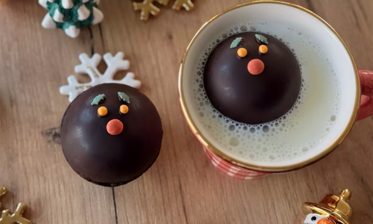 Schokolade Kugel mit Marshmallow, Streusel und Kakaopulver