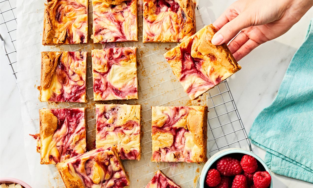Raspberry Cheesecake Blondie Recipe | Dr. Oetker