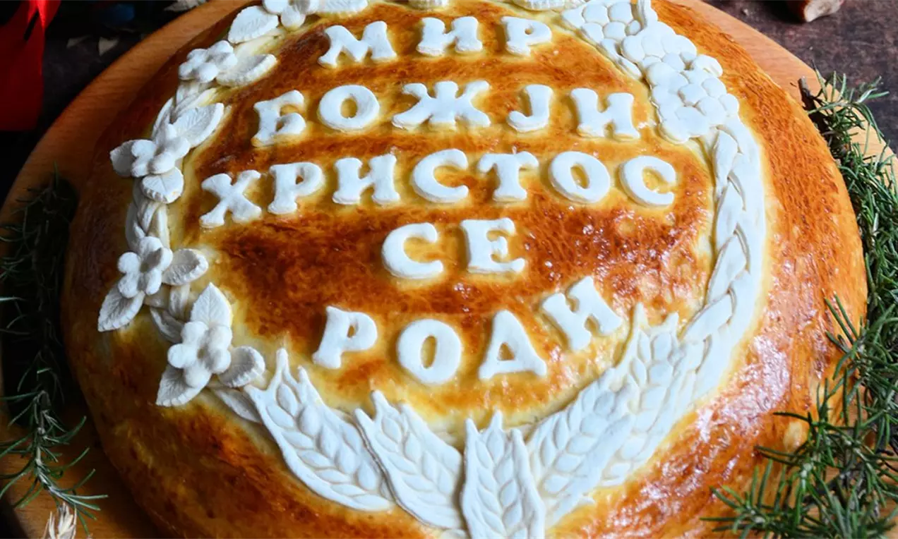 Česnica za Božić sa ukrasima.