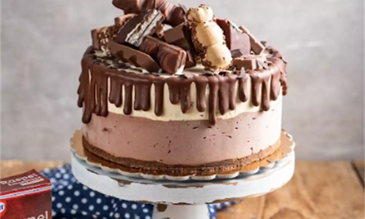 Dvoplastna okrogla torta z vanilijevim in čokoladnim sladoledom na piškotni podlagi, prelita s čokoladnim prelivom in okrašena z rezinami čokoladic.