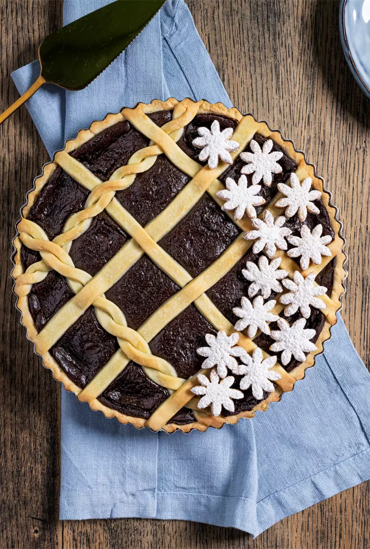 Crostata floreale on crema al cioccolato