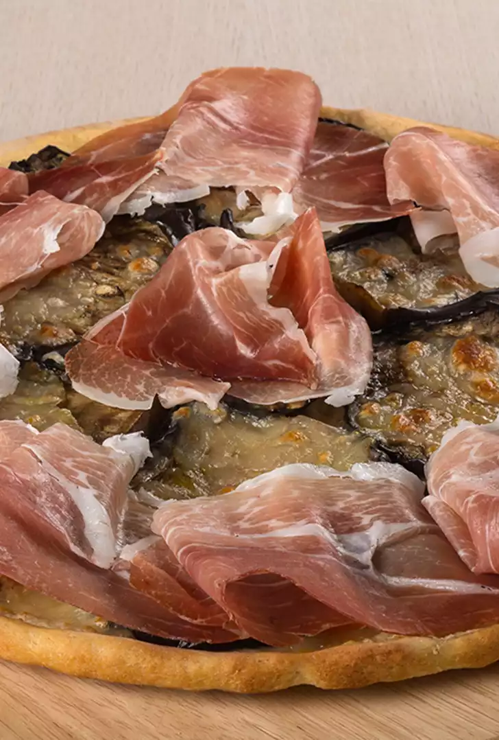 Pizza di Kamut con melanzane e prosciutto crudo.jpg