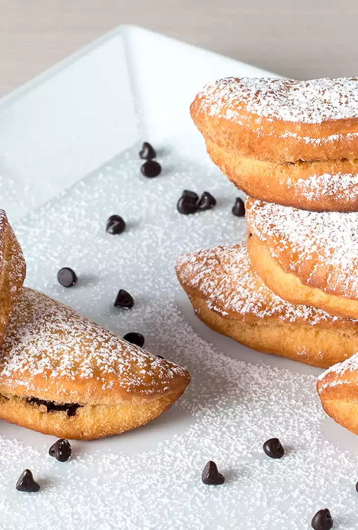 Tortelli fritti di Carnevale al cocco e cioccolato.jpg
