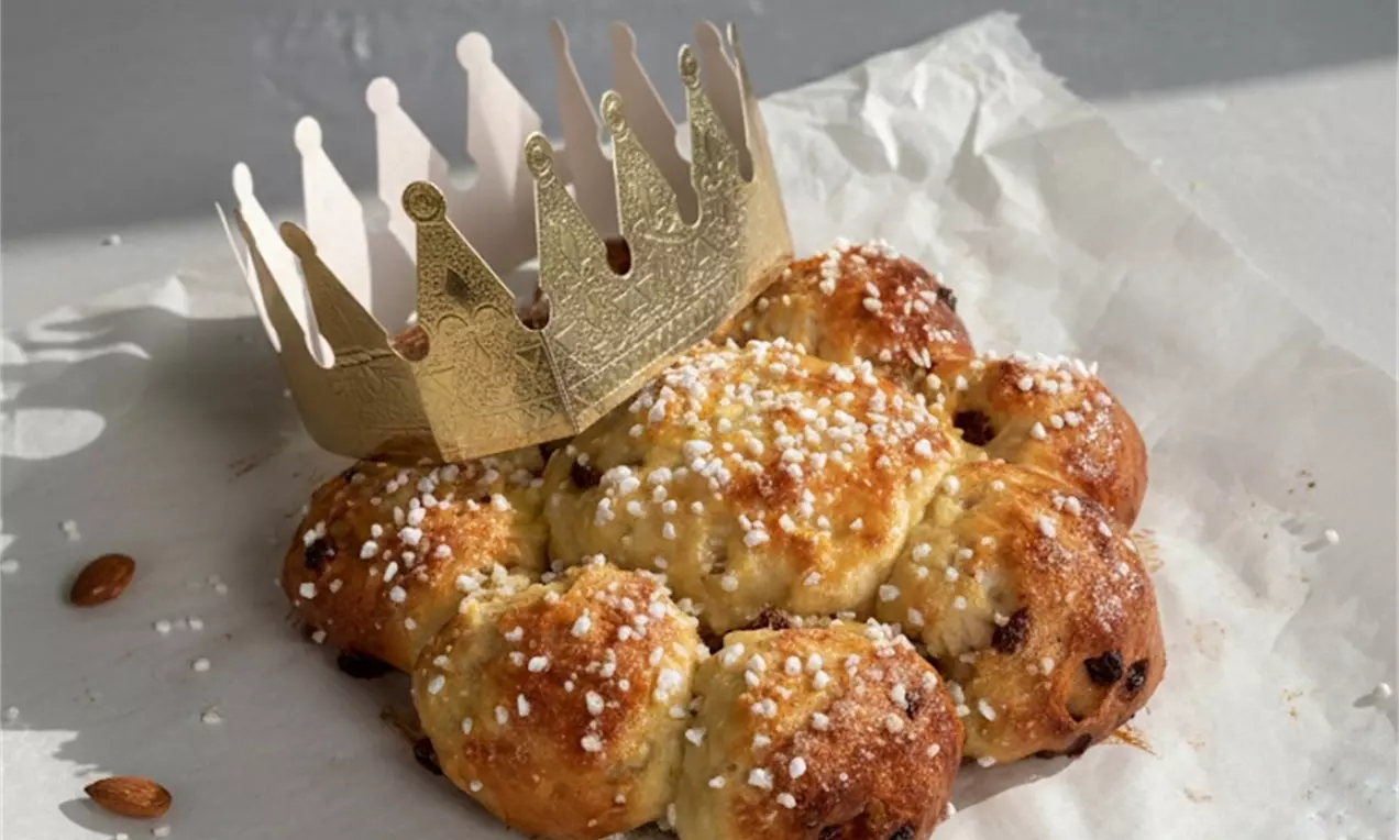 Schneller High‑Protein‑Dreikönigskuchen ist schnell gemacht und bringt mit Skyr extra Eiweiss in die klassische Tradition.