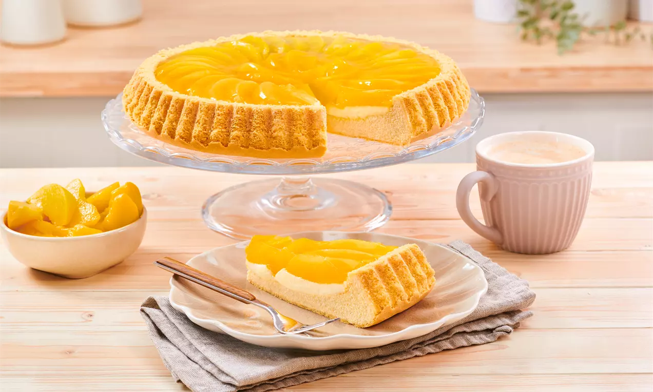 Obstkuchen mit Pfirsichen, Puddingfüllung und Tortenguss – fruchtiger Blechkuchen, einfach gebacken und ideal für sommerliche Genussmomente.