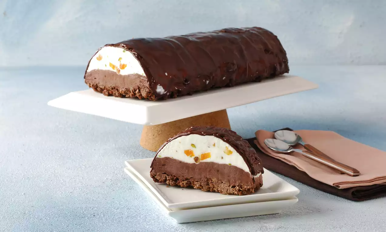 Çikolata kaplı silindirik tatlı, beyaz kremalı ve meyve parçalı iç dolgulu, dilimlenmiş ve beyaz tabakta sergilenmiş