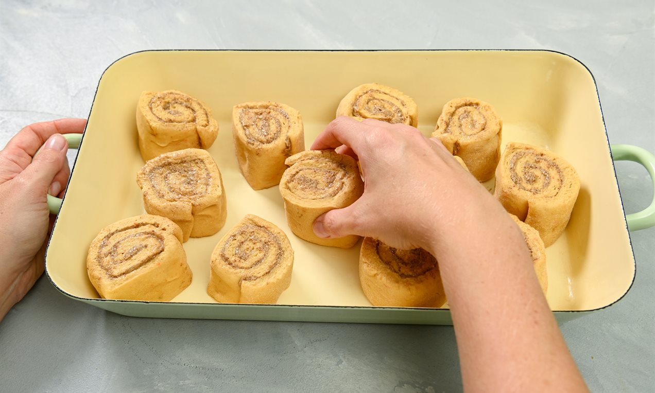 Picture - Vegan sweet potato pekan cinnamon rolls - Step 3: Place the slices