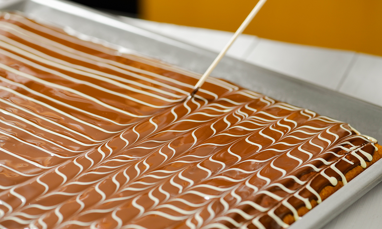 Gewürz-Honigkuchen Handling Ausschnitt DSC7424