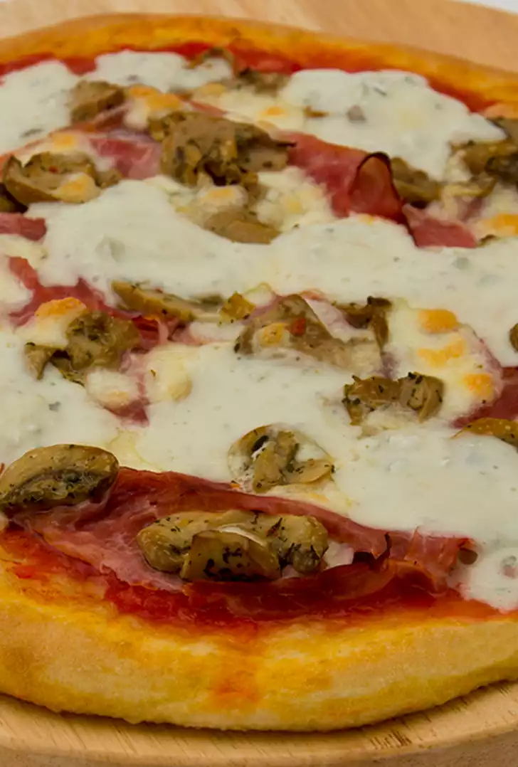 Pizza-con-prosciutto-cotto,-gorgonzola-dolce-e-funghi_DBricetta.jpg