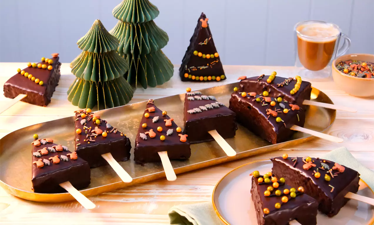 Die saftigen Brownies werden mit der Backmischung ganz schnell und einfach zubereitet und weihnachtlich dekoriert.