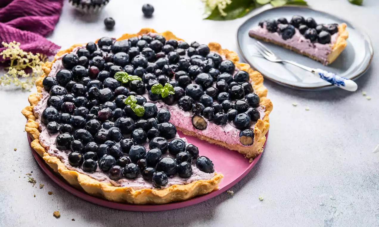 Zdjęcie przedstawia Tartę borówkową