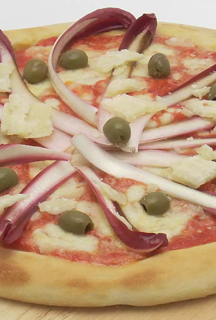 Pizza-al-radicchio,-olive-e-grana_DBricette.jpg